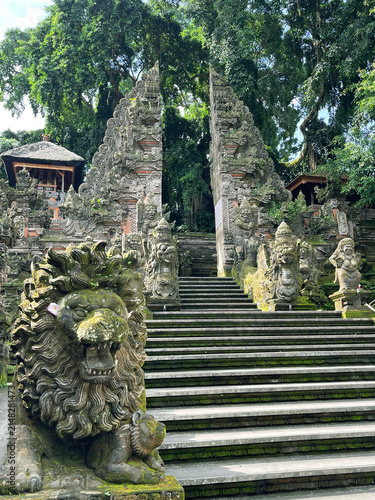 Fotografía May 25, 2026 - Ubud, Bali, Indonesia: Pura Dalem temple entrance with Candi Bent