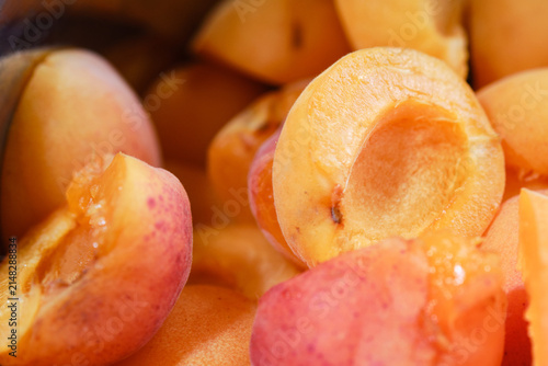 Fotografie Slices of berries apricot for cooking apricot jam with sugar