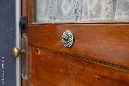 Clochette de porte ancienne, jour, horizontal