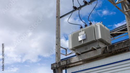 Foto A large electrical transformer stands on a utility pole