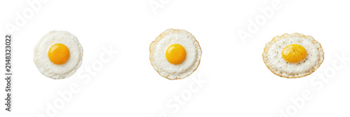 Foto Delicious fried eggs with bright yellow yolks and fluffy white edges isolated on