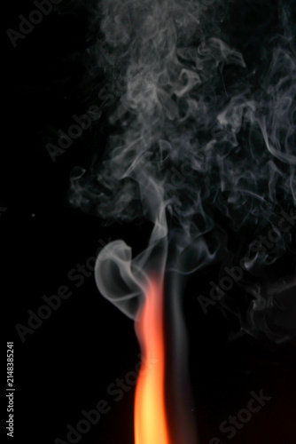 Cuadro en lienzo Fascinating Fire Smoke Patterns in Dark Background for Unique Designs