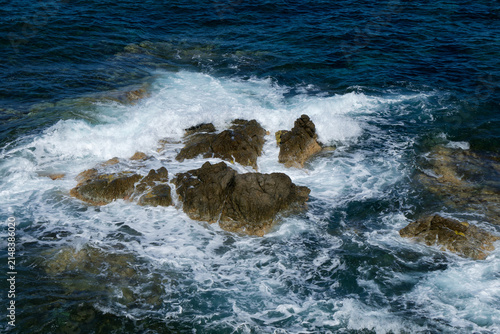 Vagues de la mer Méditerranée en Corse - France.