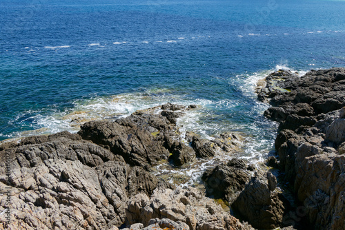 Mer Méditerranée et rochers en Corse - France.