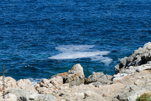 Rochers et mer Méditerranée en Corse - France