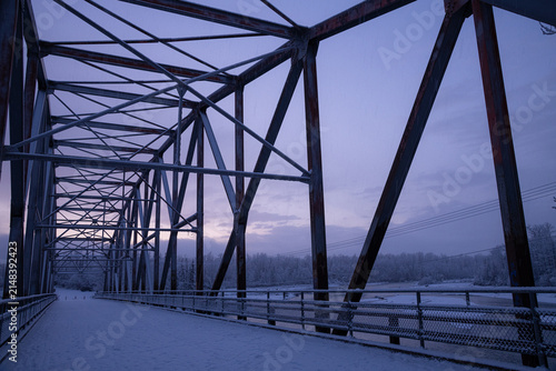 Foto Old truss bridge in Palmer, Alaska after sunset in winter with blue purple glow