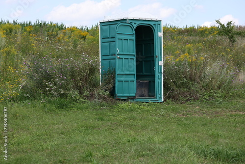 Fotografie Portable toilet cabin in a natural outdoor setting
