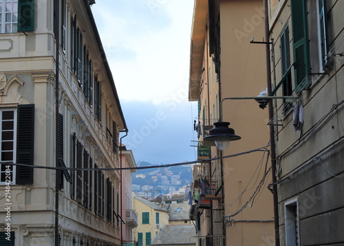 Foto Genova, un caruggio tipico e stretto vicolo del centro storico