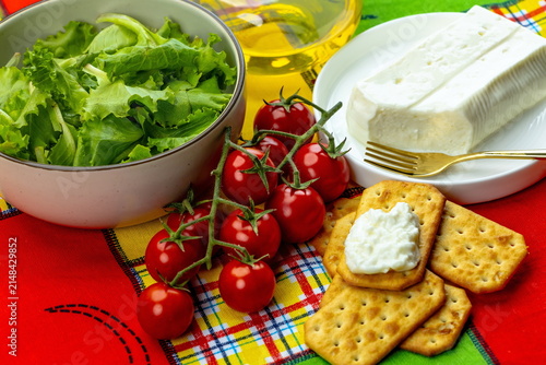 Foto Formaggio italiano a pasta molle con insalata , pomodori e cracker