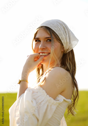 Quadro su tela The girl smiles despite the pain.