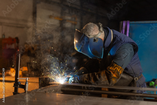 Fotografía Professional welder joining metal components during industrial fabrication