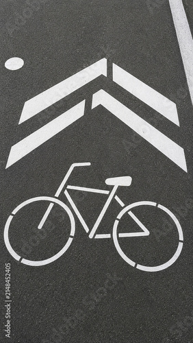City bike path, Markings on the paved bike path