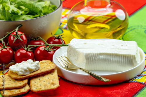 Foto Primo piano di formaggio italiano a pasta molle con insalata , pomodori e cracke