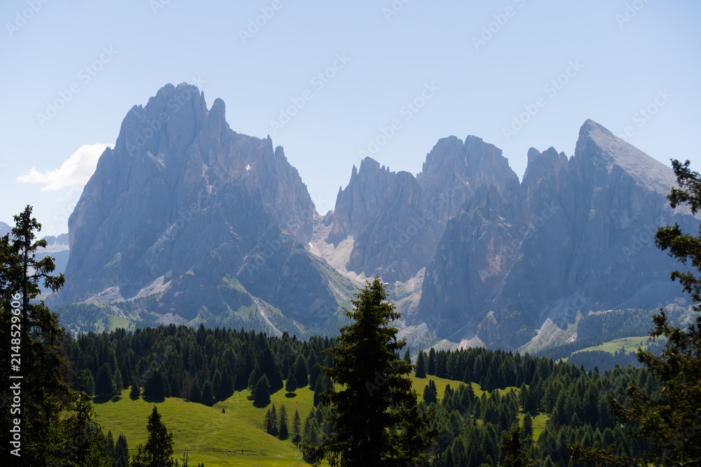 Obraz premium Alpe di Siusi at sunny morning sunrise, Dolomites mountains, Italy
