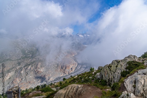 Aletschgletscher in mystischer Nebelstimmung in den Schweizer Alpen