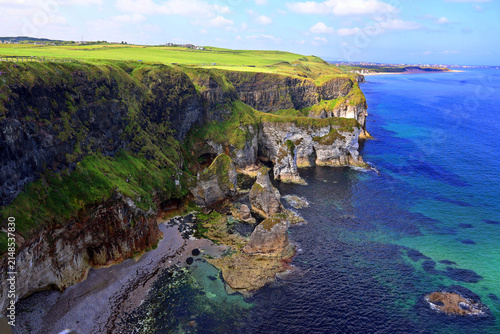 Fotografía Cliffs of Moher are sea cliffs located at the southwestern edge of the Burren region in County Clare, Ireland