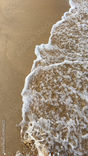Fotografía Sea Foam Along Sandy Shore with Copy Space