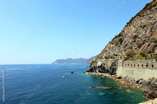 Blick von der Via dell’Amore in Cinque Terre auf das Ligurische Meer