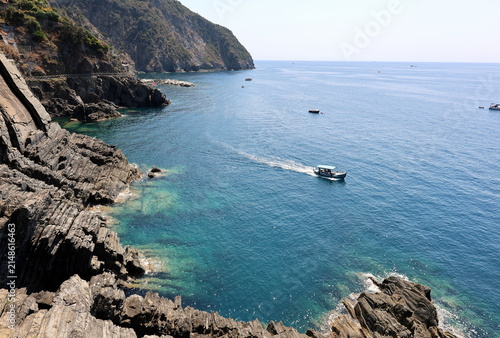 Blick von der Via dell’Amore in Cinque Terre auf das Ligurische Meer