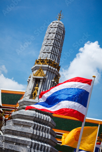 Quadro su tela Thailand flag alongside Buddhist temple Wat Pho