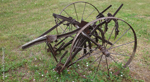 Antique antique horse-drawn cultivator with Spoked Wheels Sitting in Grassy Field — Vintage Agricultural Equipment