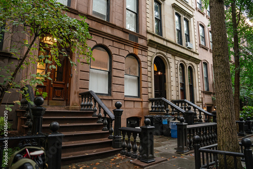 Canvastavla A row of classic brownstone townhouses with stone staircases and iron railings on a quiet New York City street