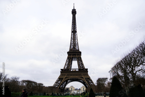 Obraz na plátne Paris, France; December 23, 2025: Distant view of the Eiffel Tower in winter