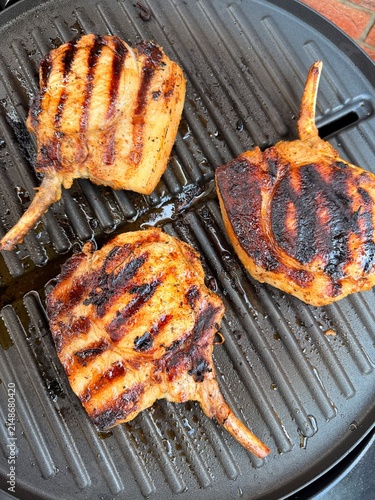 Stielkotelett auf dem Grill.