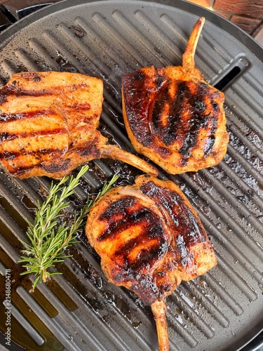 Stielkotelett auf dem Grill.