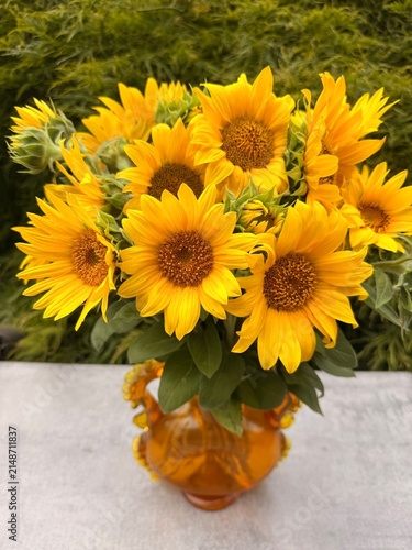 Sonnenblumen in einer gelben Blumenvase.
