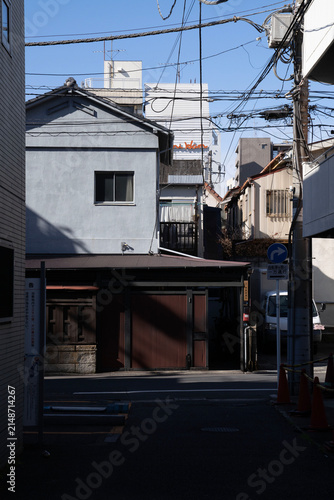 Naklejka 昭和の面影を残すレトロな家屋と路地、日本の昔ながらの住宅街景観