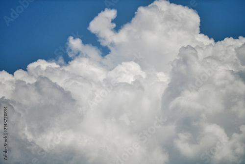 晴天の夏の日の雲