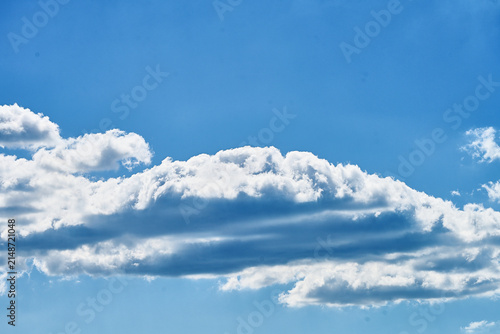 晴天の夏の日の雲
