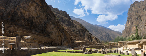 Foto Sacred Valley, Peru, Cusco, Ollantaytambo Inca archaeological site and an indige