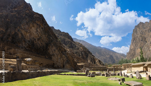 Obraz na plátne Sacred Valley, Peru, Cusco, Ollantaytambo Inca archaeological site and an indige