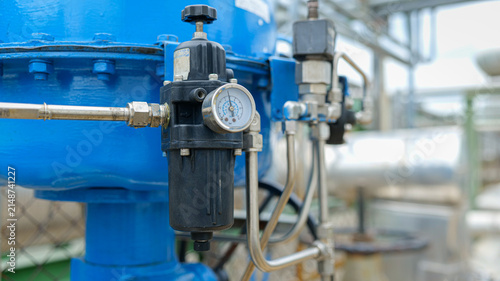 Foto An air regulator adjusts airflow pressure to control actuator valves,
