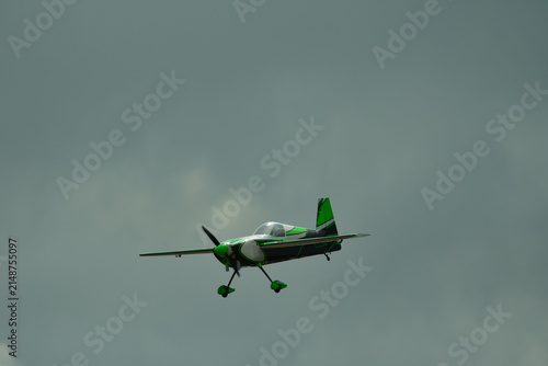 AVIÓN ACROBÁTICO DE RADIOCONTROL
