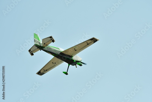 AVIÓN ACROBÁTICO DE RADIOCONTROL