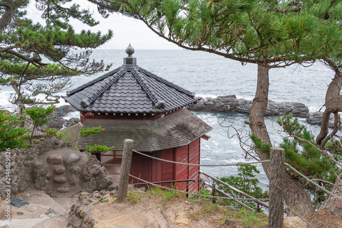 五浦海岸の岩礁に建つ六角堂と太平洋の景色/View of the Rokkakudo on the Reef and the Pacific Ocean at Izura Coast