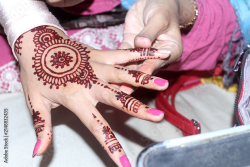 Foto hands of the girl with a henna painting