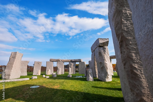 Foto Sapporo, Japan - October 30 2025: Makomanai Takino Cemetery is a vast greenspace features a collection of 40 Moai head, a Stonehenge replica and a giant Buddha statue