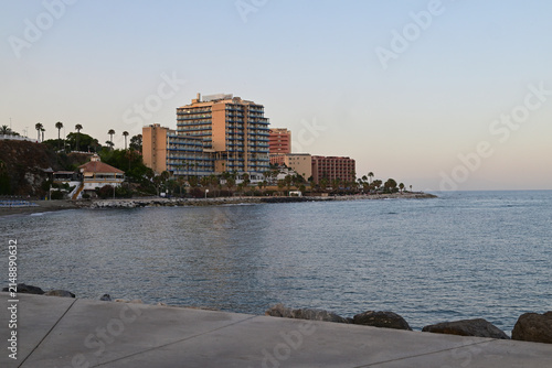 Benalmadena, Spanien-09 Juni 2026: Blick auf Benalmadena und Meer in blaue Stunde, Spanien