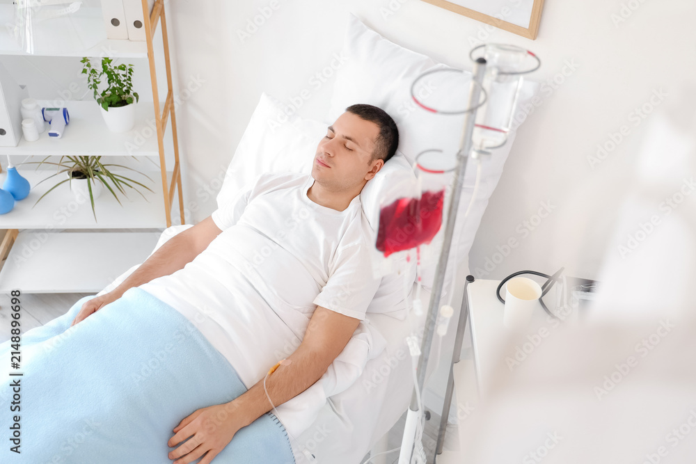 © Pixel-Shot - Male patient transfusing blood on bed in hospital ward © Pixel-Shot - Male patient transfusing blood on bed in hospital ward