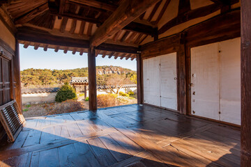 Keuken achterwand Bruin Wide Interior View of Traditional Korean Hanok Wooden Porch and Paper Doors with Warm Sunlight and Scenic Courtyard  © n3moh3ro