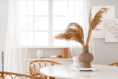 Vase with pampas grass on d...