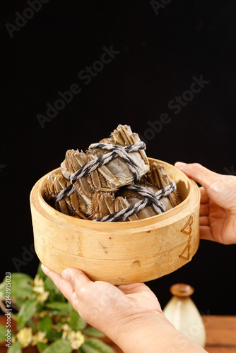 Quadro su tela Fresh Yangcheng Lake Hairy Crabs in Bamboo Steamer Basket - Traditional Chinese