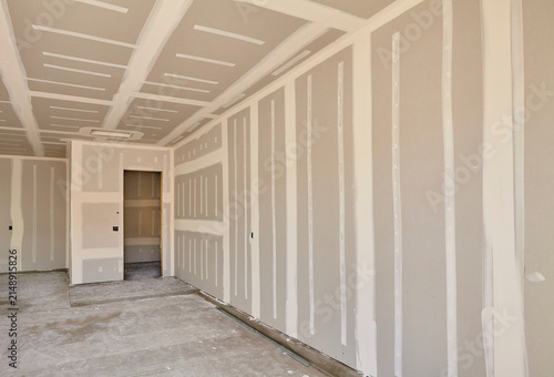 Foto Interior of residential house under construction with freshly taped drywall pane