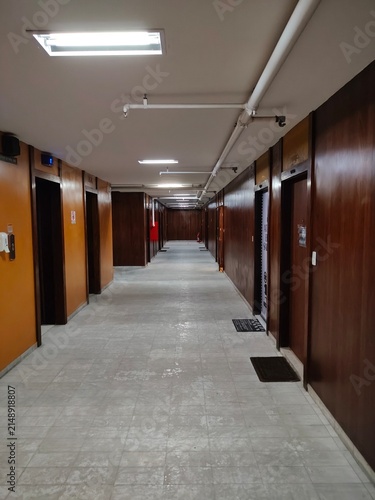Canvastavla Perspectiva de corredor interno em tradicional edifício de escritórios e salas c