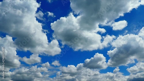 盛夏の青空と白い雲