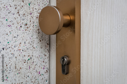 eine geschlossene Wohnungstür im Treppenhaus